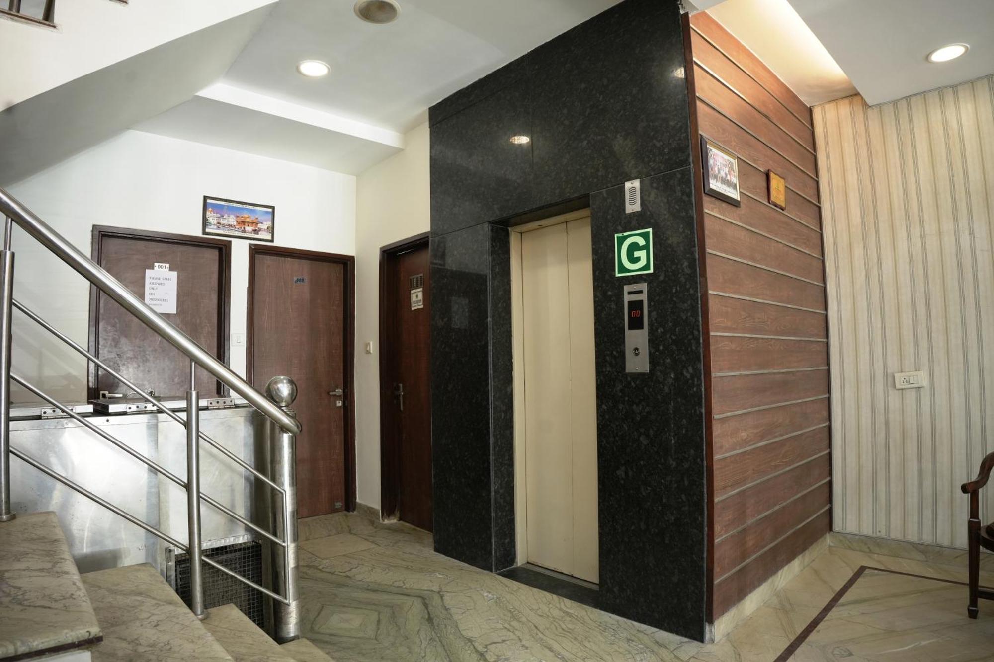 Hotel Holiday Comfort อัมริตสา ภายนอก รูปภาพ