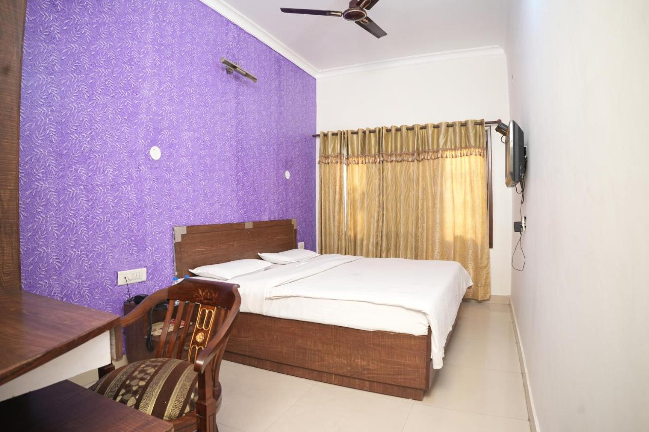 Hotel Holiday Comfort อัมริตสา ภายนอก รูปภาพ