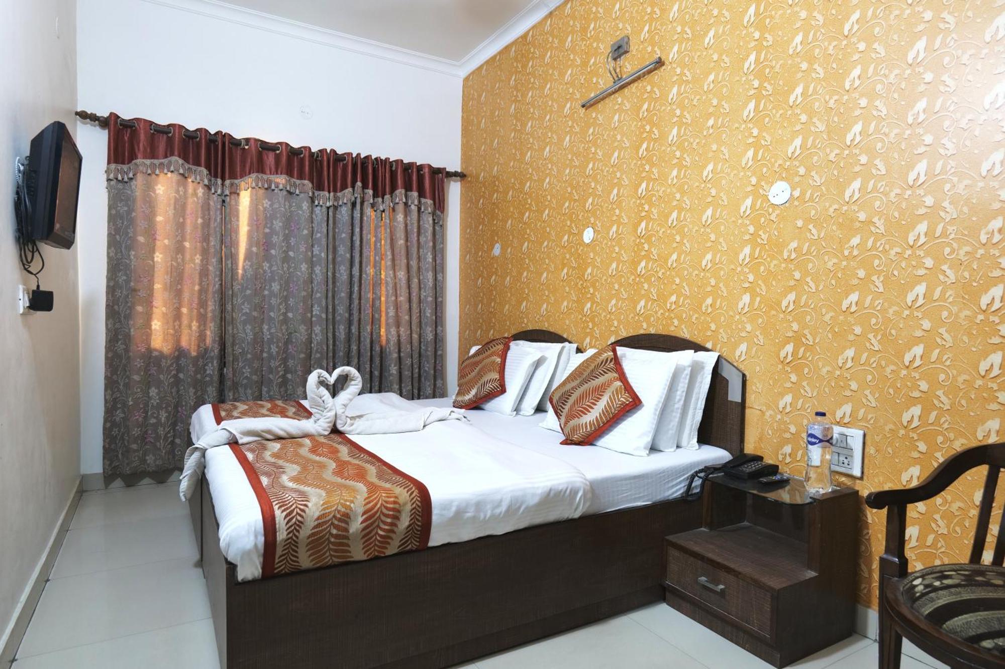 Hotel Holiday Comfort อัมริตสา ภายนอก รูปภาพ