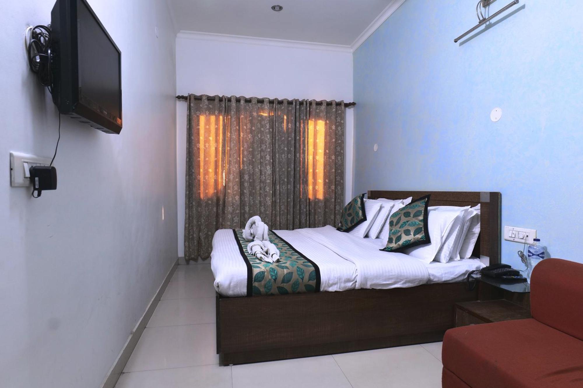 Hotel Holiday Comfort อัมริตสา ภายนอก รูปภาพ