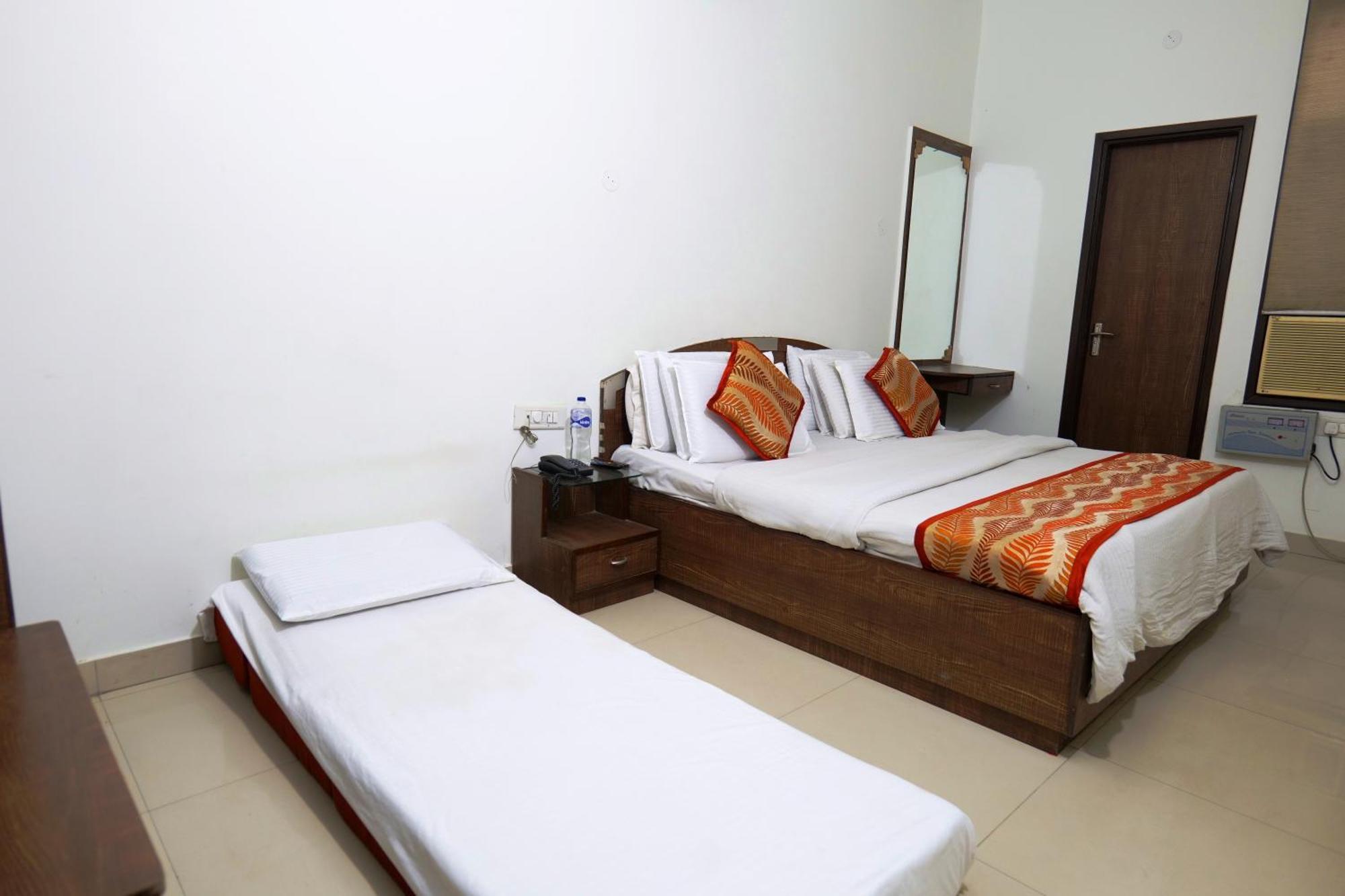 Hotel Holiday Comfort อัมริตสา ภายนอก รูปภาพ