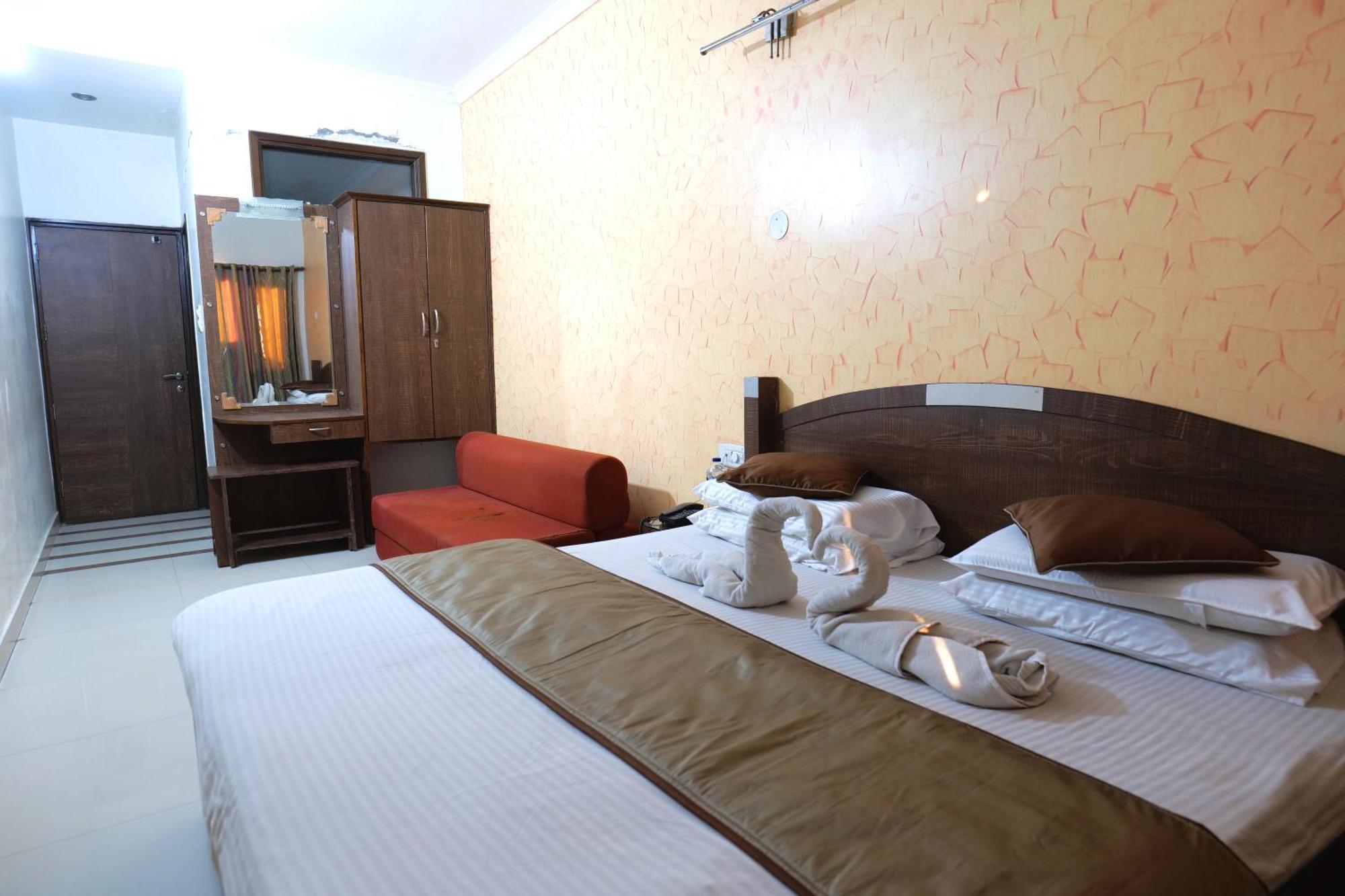 Hotel Holiday Comfort อัมริตสา ภายนอก รูปภาพ