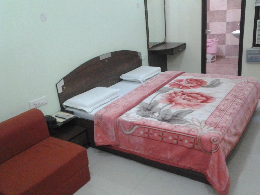 Hotel Holiday Comfort อัมริตสา ภายนอก รูปภาพ