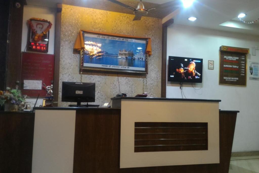 Hotel Holiday Comfort อัมริตสา ภายนอก รูปภาพ